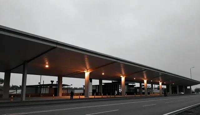 智能控制系统部署：集中式与分布式架构的对比分析